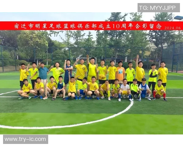 足球明星挑战极限踢足球进篮球框展现惊人技巧与创意表演